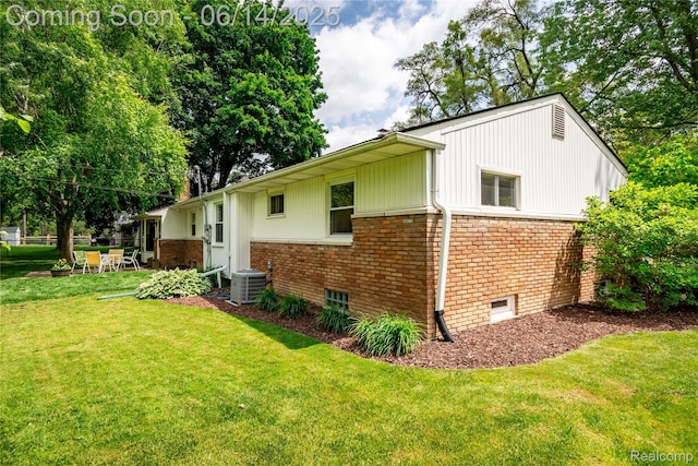 28441 Westerleigh Rd, Farmington, MI 48334 - view of side of property with brick siding and a lawn