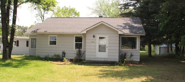6994 E 34th Rd, Cadillac, MI 49601 - view of front facade with a shingled roof and a front lawn