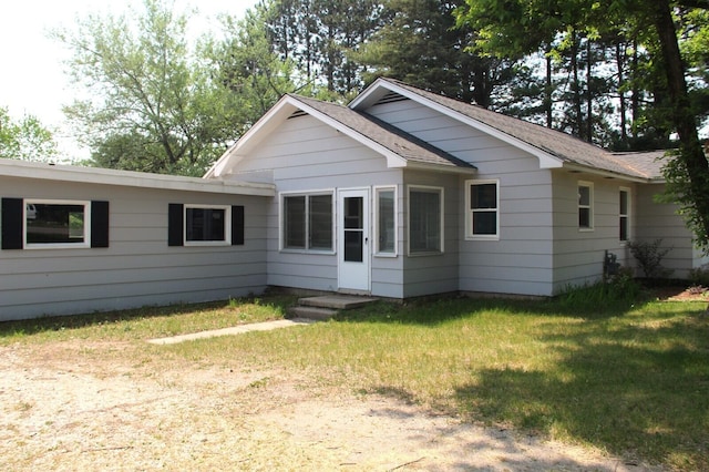 6994 E 34th Rd, Cadillac, MI 49601 - ranch-style house featuring roof with shingles and a front yard