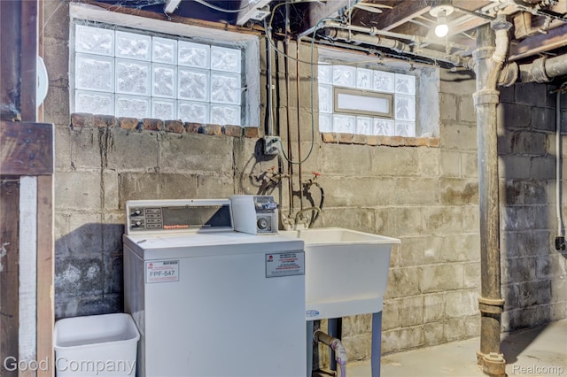 1722 W Farnum Ave, Royal Oak, MI 48067 - utilities featuring washer / clothes dryer and a sink