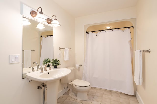8562 W R Ave, Kalamazoo, MI 49009 - bathroom featuring tile patterned flooring, toilet, baseboards, and curtained shower