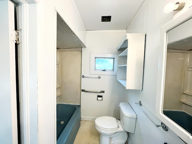 15522 Kimball Rd, Trufant, MI 49347 - full bath featuring a tub, toilet, and baseboards