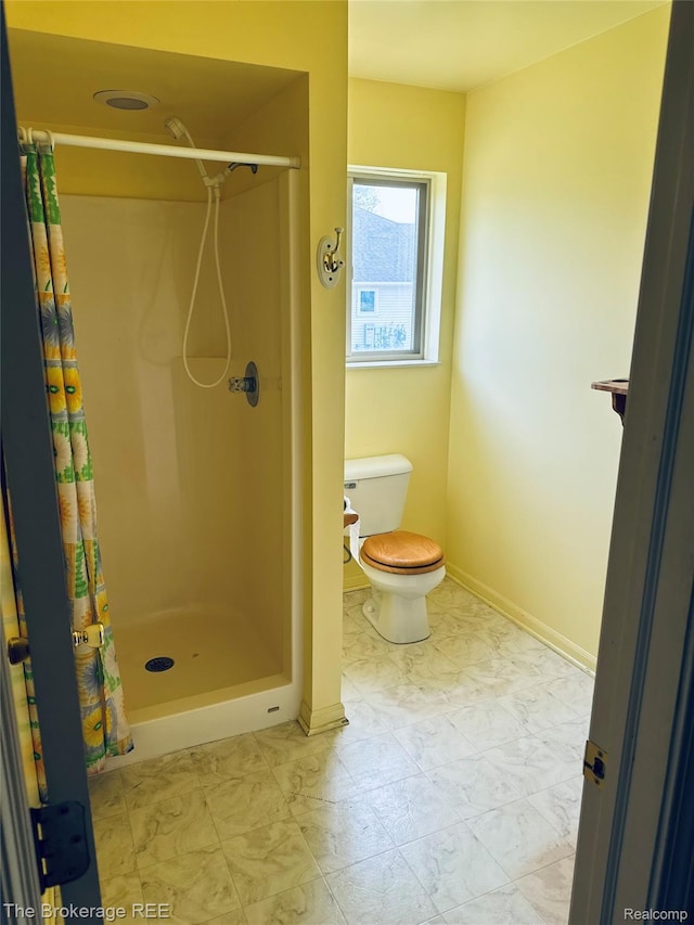 2525 Torrey Grove Ct, Fenton, MI 48430 - full bath with a shower stall, toilet, and baseboards