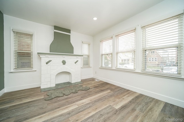 16240 Washburn St, Detroit, MI 48221 - unfurnished living room with baseboards, wood finished floors, and recessed lighting