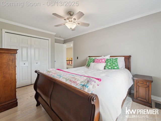 18961 Pine Ln, Macomb, MI 48042 - bedroom with light wood-type flooring, a closet, crown molding, and a ceiling fan