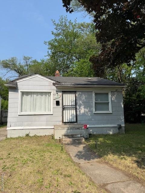 19495 Lindsay St, Detroit, MI 48235 - view of front of house featuring a front yard