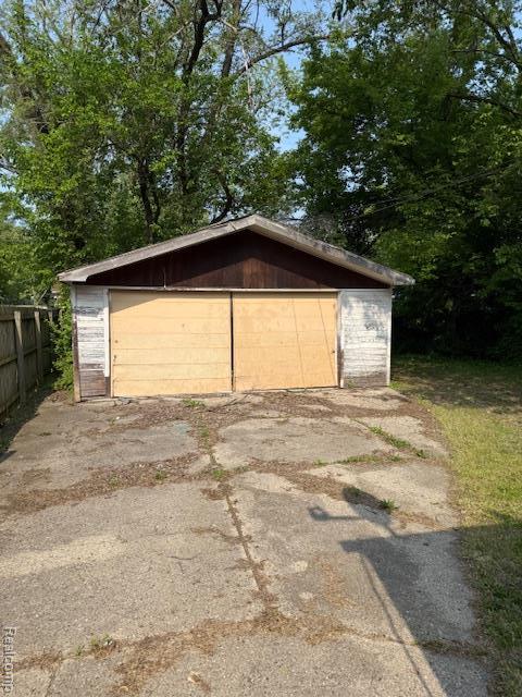 19495 Lindsay St, Detroit, MI 48235 - view of detached garage