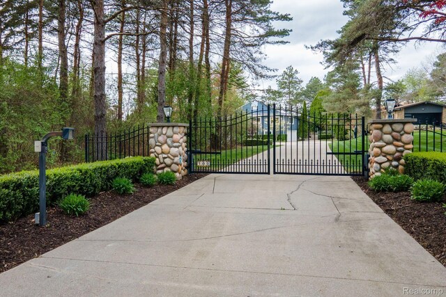 900 Indianwood Rd, Lake Orion, MI 48362 - view of gate