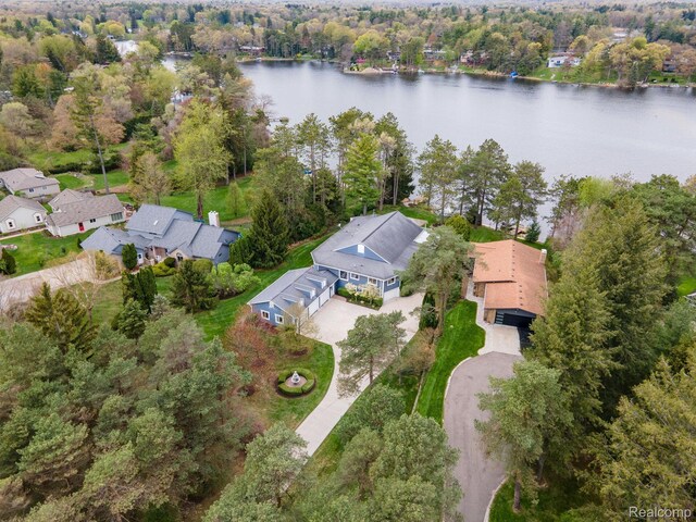 900 Indianwood Rd, Lake Orion, MI 48362 - aerial view of property's location featuring a nearby body of water and nearby suburban area