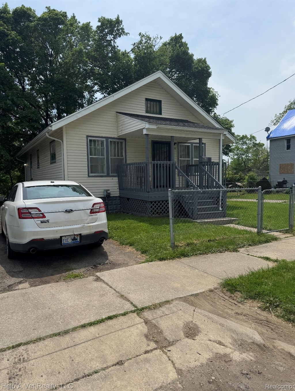 234 Mary St, Flint, MI 48503 - bungalow featuring covered porch