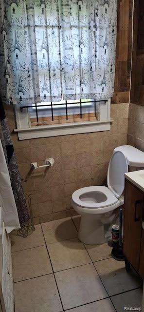15859 Braile St, Detroit, MI 48223 - full bath featuring tile walls, toilet, vanity, and tile patterned flooring