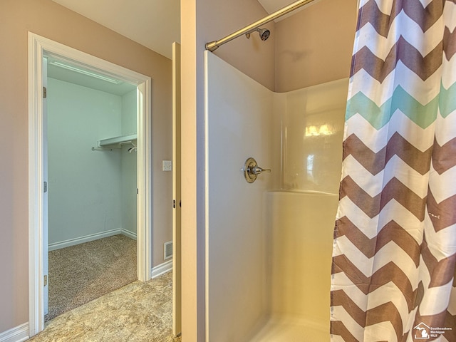 8721 E Park Ridge Cir, Newport, MI 48166 - full bath with curtained shower, baseboards, and a spacious closet