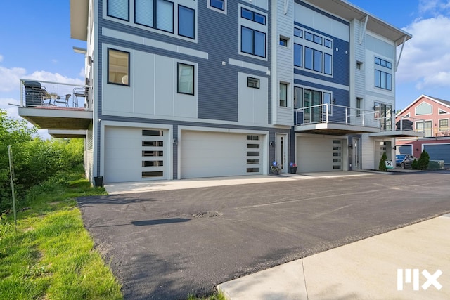627 Fairview Ave NE Unit 2, Grand Rapids, MI 49503 - view of front of property featuring an attached garage