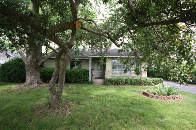 2908 Olney Rd, Kalamazoo, MI 49006 - view of property hidden behind natural elements with a front lawn