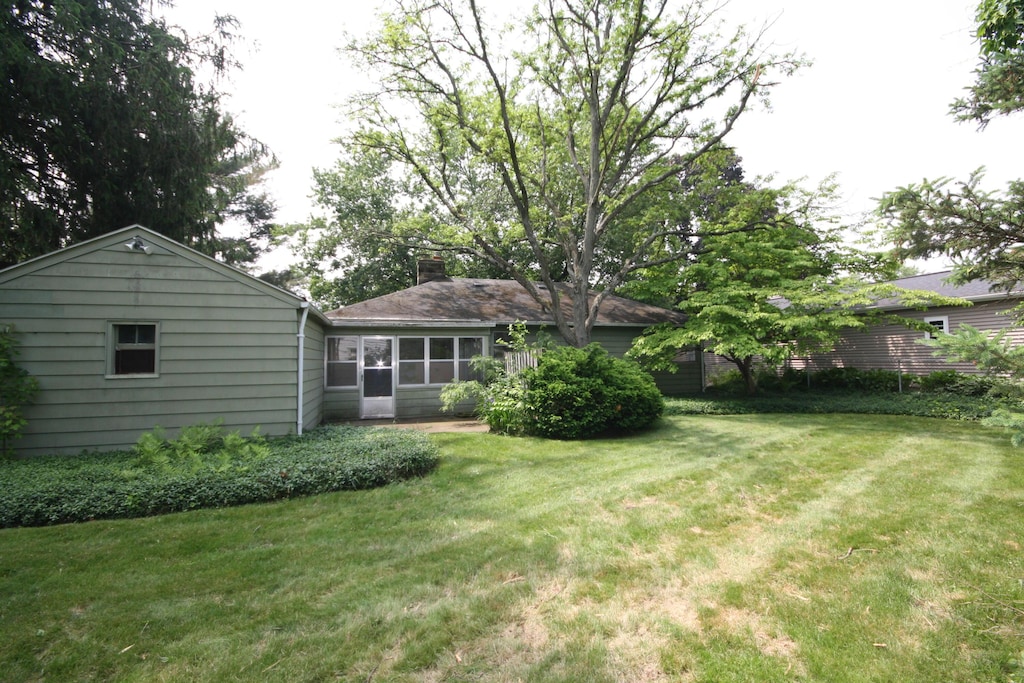 2908 Olney Rd, Kalamazoo, MI 49006 - view of grassy yard