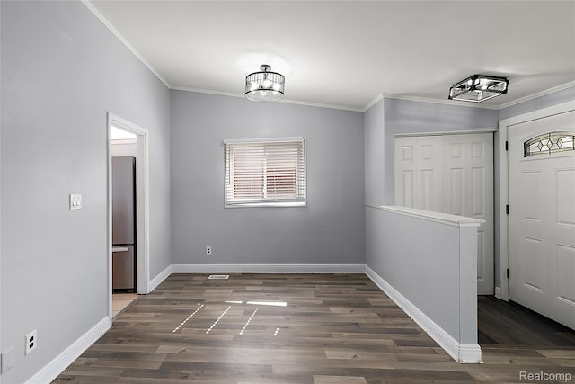 5115 Arden Ave, Warren, MI 48092 - foyer entrance featuring crown molding, wood finished floors, baseboards, and a chandelier