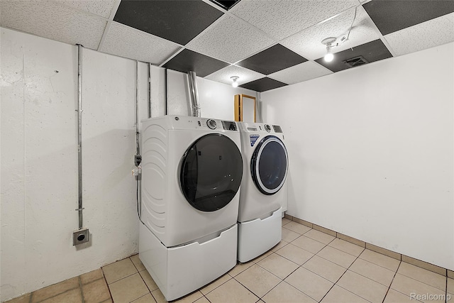 5115 Arden Ave, Warren, MI 48092 - laundry area featuring washing machine and dryer and light tile patterned flooring