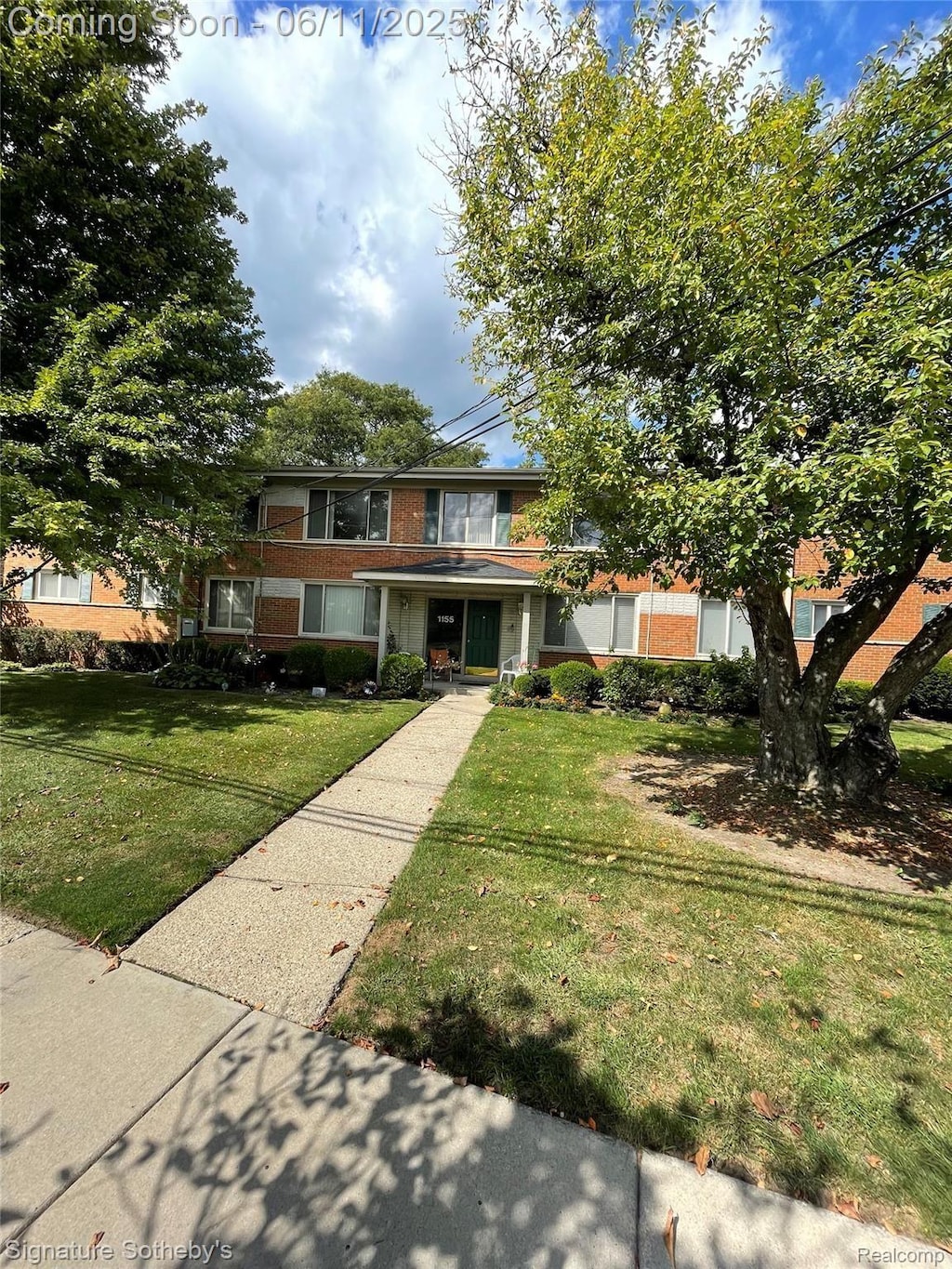 1155 Derby Rd Unit 8, Birmingham, MI 48009 - view of front of house featuring brick siding and a front yard