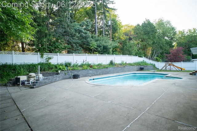 626 Wilwood Rd, Rochester Hills, MI 48309 - view of swimming pool with a patio and a fenced backyard