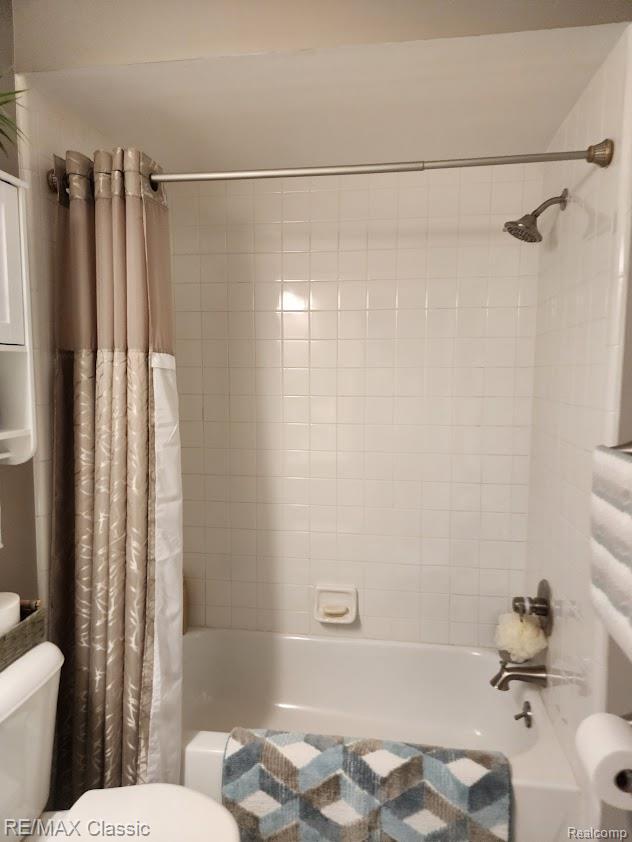 5659 Victory Cir, Sterling Heights, MI 48310 - full bath featuring toilet and shower / tub combo