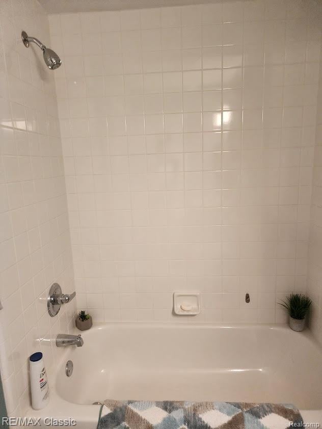 5659 Victory Cir, Sterling Heights, MI 48310 - full bathroom featuring washtub / shower combination
