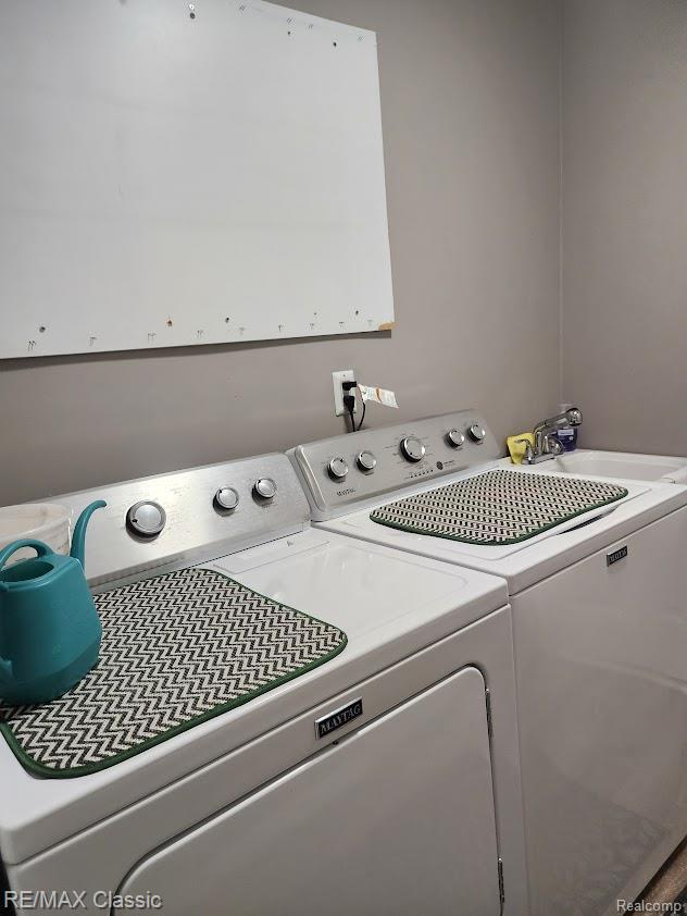5659 Victory Cir, Sterling Heights, MI 48310 - laundry area with washing machine and dryer