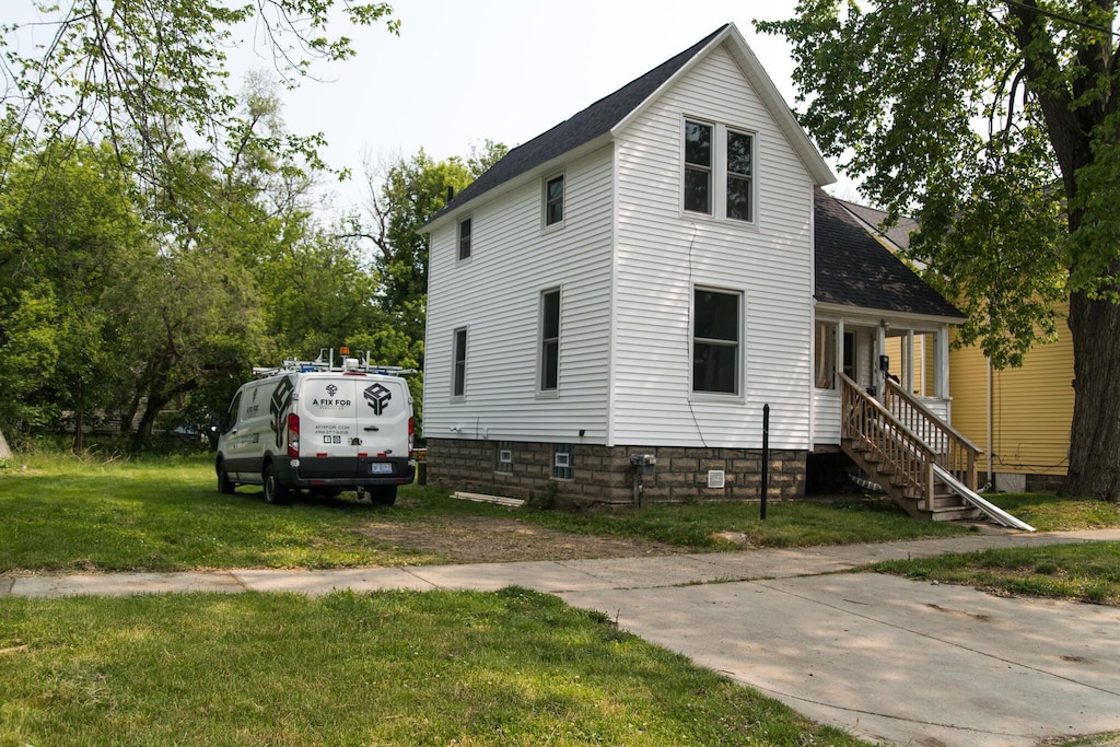 636 Mabel St, Kalamazoo, MI 49007 - view of front of house with a front lawn and roof with shingles