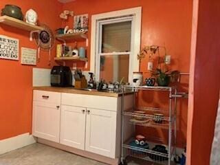 14882 Littlefield St, Detroit, MI 48227 - bar with baseboards