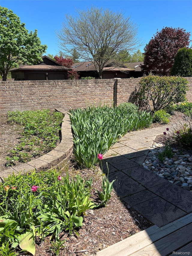 2205 Hammond Place Ctr, Traverse City, MI 49686 - view of yard