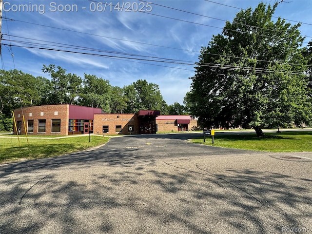 300 Plumstead Rd, Waterford, MI 48327 - view of front of home with a front lawn