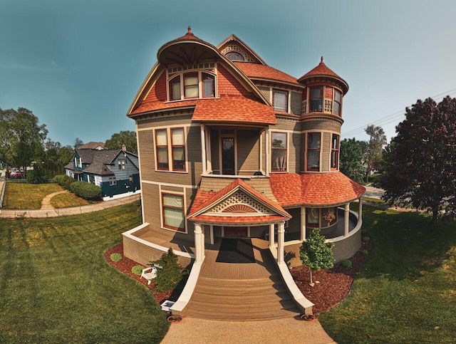 318 Houston Ave, Muskegon, MI 49441 - victorian-style house featuring a front lawn