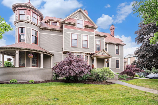 318 Houston Ave, Muskegon, MI 49441 - victorian house featuring a front yard and a chimney