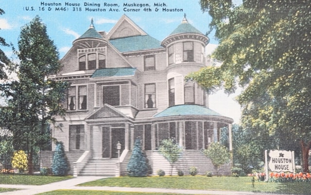 318 Houston Ave, Muskegon, MI 49441 - victorian-style house with a front yard