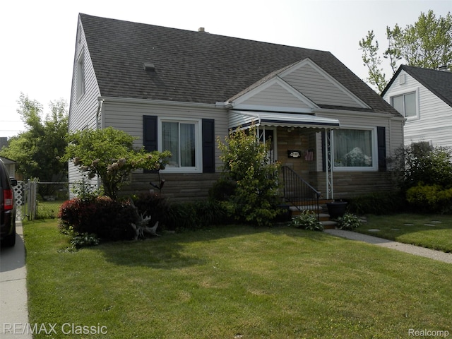 25207 Fortuna St, Roseville, MI 48066 - view of front of home featuring roof with shingles