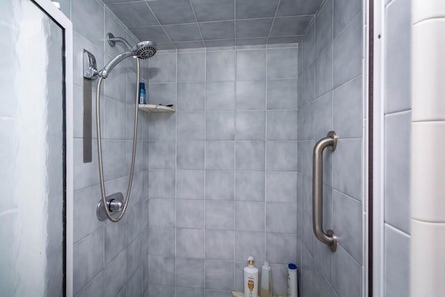 953 Berkshire Rd, Grosse Pointe Park, MI 48230 - bathroom featuring tiled shower