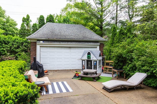 953 Berkshire Rd, Grosse Pointe Park, MI 48230 - garage featuring view of scattered trees