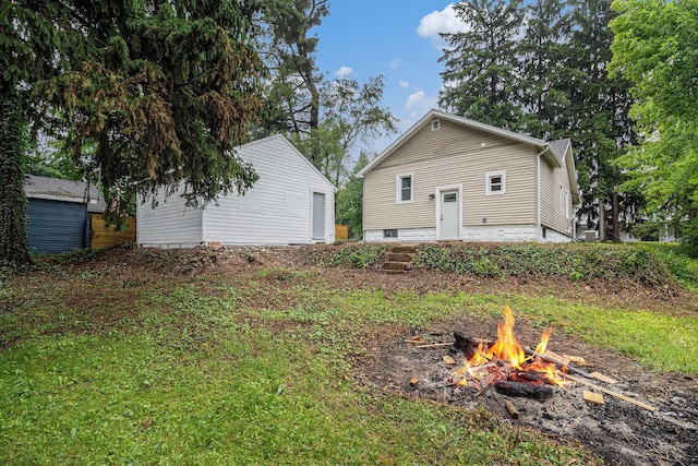145 Sycamore St, Jackson, MI 49202 - rear view of house featuring a fire pit