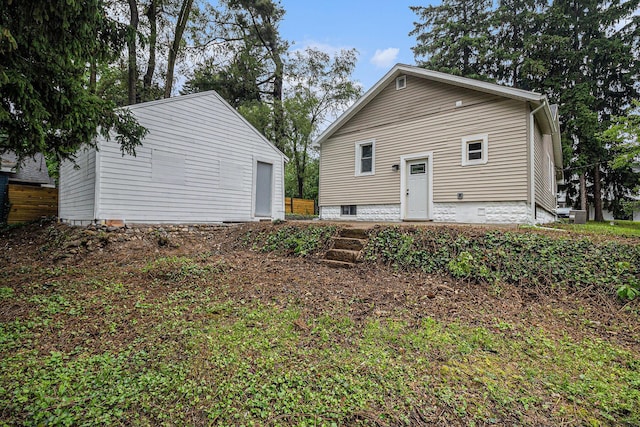 145 Sycamore St, Jackson, MI 49202 - back of house featuring an outbuilding