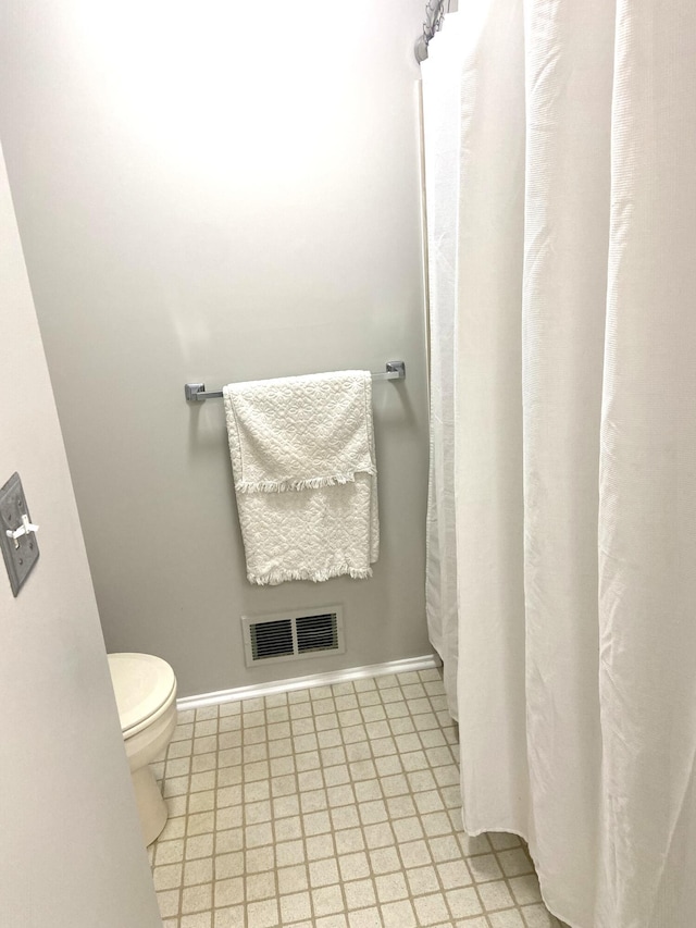 2165 Pauline Ct, Ann Arbor, MI 48103 - bathroom featuring toilet and baseboards