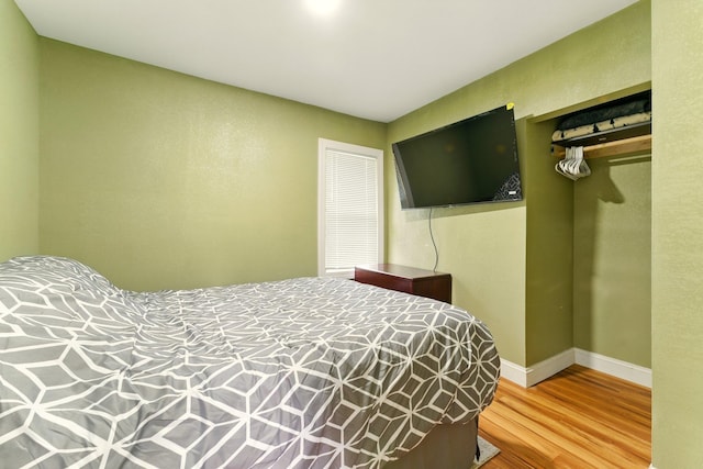 3307 Brookfield Ave, Kalamazoo, MI 49048 - bedroom featuring wood finished floors, baseboards, and a closet