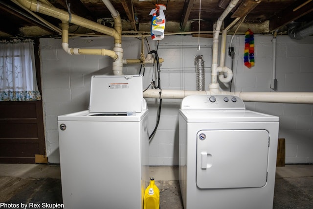 3118 W 104th St, Grant, MI 49327 - laundry room featuring washer and dryer