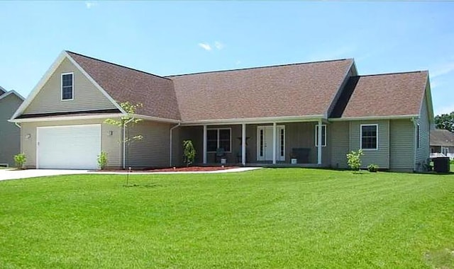 view of front of property featuring a front yard, driveway, and covered porch
