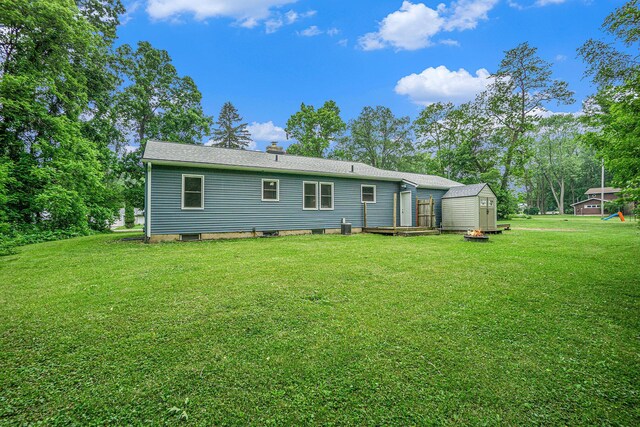 4319 Beckley Rd, Battle Creek, MI 49015 - rear view of house with a lawn