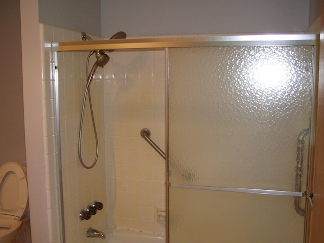 1358 Arroyo Dr, Ypsilanti, MI 48197 - bathroom featuring toilet and enclosed tub / shower combo