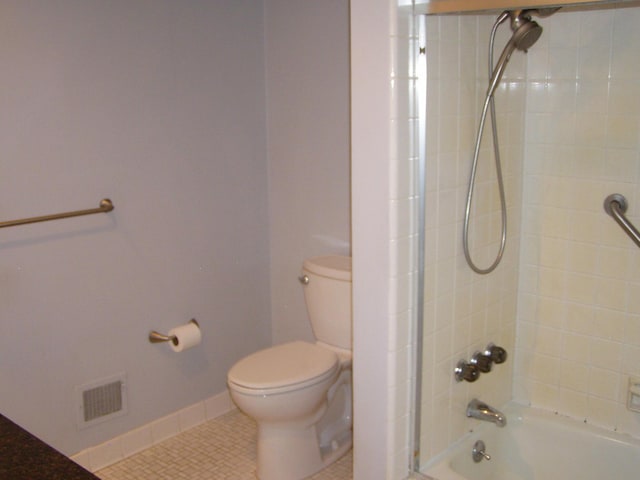 1358 Arroyo Dr, Ypsilanti, MI 48197 - full bathroom featuring toilet, shower / bath combination, tile patterned floors, and baseboards