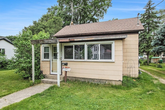204 Clinton St, Dowagiac, MI 49047 - bungalow featuring roof with shingles and a front lawn