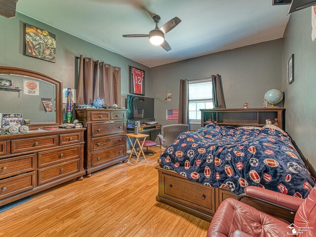 9601 Exeter Rd, Carleton, MI 48117 - bedroom with light wood-style flooring and ceiling fan