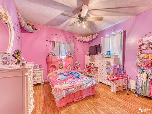 9601 Exeter Rd, Carleton, MI 48117 - bedroom with a textured ceiling, light wood-style flooring, and a ceiling fan