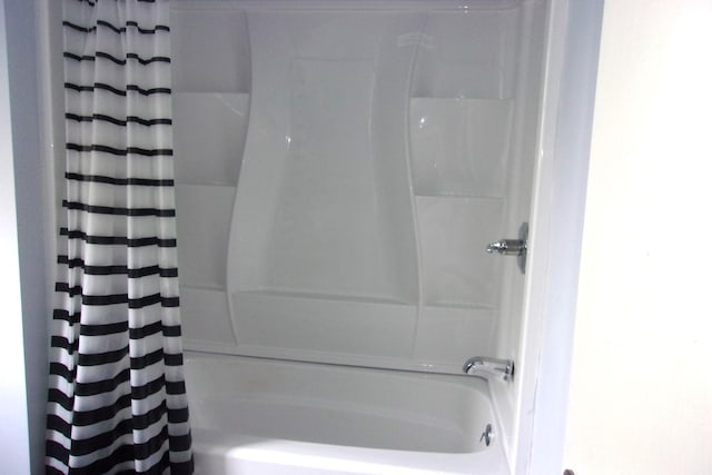 602 Fairview Ave, Manistee, MI 49660 - full bathroom featuring shower / tub combo