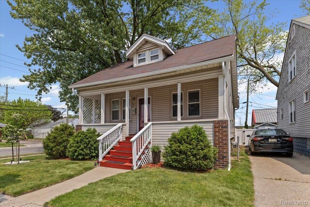 809 E Bennett Ave, Ferndale, MI 48220 - bungalow-style home with a front yard and a porch